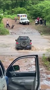 8.6M views · 91K reactions | INTENTA CRUZAR UN RÍO Y ESTO SUCEDIÓ... Nunca minimices la fuerza del agua. Aquí, afortunadamente, sólo se llevaron un susto... #CirculaEnRedes | Trópico de Cáncer Noticias | Facebook
