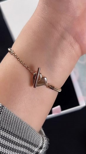 Add a warm-toned accent to your look when wearing this sleek, modern style Heart T-Bar Snake Chain Bracelet #Pandora #Jewellery #PandoraBracelet