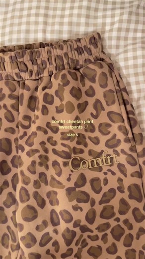 the comfiest sweats ever 🫶🏻they’re finally back in stock and they’re on sale rn !! 😙 #comfrt #sweatpants #baggysweatpants #comfrtsweatpants #sweatpantsoutfit @Comfrt