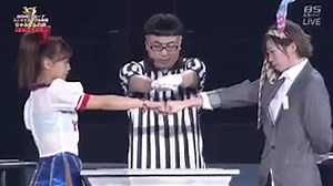 Watch an arena erupt during an intense game of rock, paper, scissors