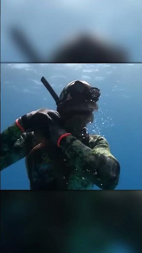 Octopus Attacks Diver Underwater and Tries to Rip Off Mask!