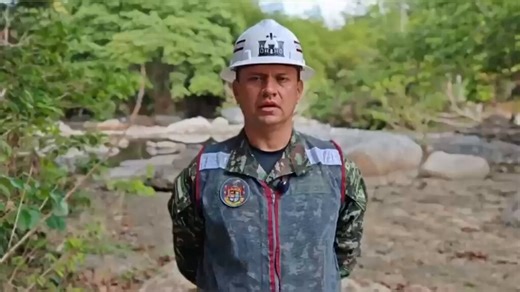 𝐈𝐍𝐆𝐄𝐍𝐈𝐄𝐑𝐎𝐒 𝐌𝐈𝐋𝐈𝐓𝐀𝐑𝐄𝐒 𝐑𝐄𝐀𝐂𝐓𝐈𝐕𝐀𝐍 𝐂𝐎𝐑𝐑𝐄𝐃𝐎𝐑 𝐂𝐋𝐀𝐕𝐄 𝐃𝐄𝐋 𝐂𝐀𝐑𝐈𝐁𝐄 𝐄𝐍 𝐓𝐈𝐄𝐌𝐏𝐎 𝐑É𝐂𝐎𝐑𝐃Tras el colapso del puente entre Magdalena y La Guajira en febrero por efectos climáticos, el Estado actuó con determinación para recuperar este corredor estratégico que conecta destinos como Tayrona y Palomino, fundamentales para el turismo y la economía regional. Nuestros soldados @Ingenieros_EJC demostraron que donde hay una necesidad del país, ahí está la Fu