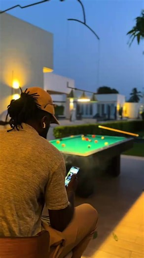 Vidéos de Emmanuel Adebayor Sheyi (@e_.adebayor) avec son original - Emmanuel Adebayor Sheyi