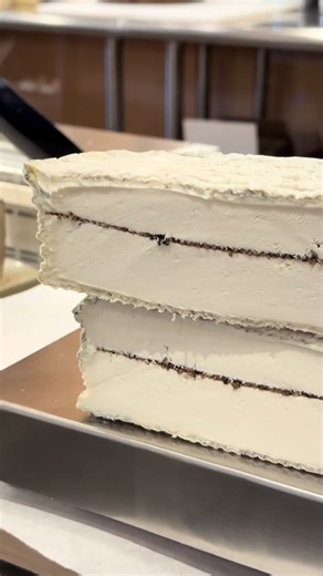 Discover Tomme Chèvre Grand-Mere Adrienne with Truffle