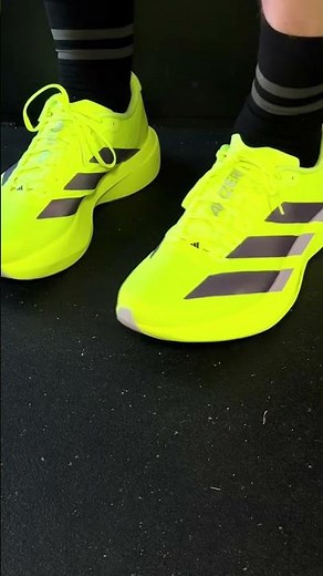 On foot - EVO SL woven in solar yellow #running