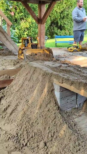 cat D10T dozer pushing material 🚧🚧❤️ #caterpillar #d10t #rcconstruction #rcconstructionmodels #rchydraulic #hydraulicrcconstruction #rcconstructionsite #dozer #bigtoysforbigboys😎