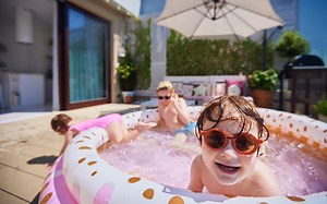 Installer une piscine hors-sol sur votre balcon : que dit la loi ?