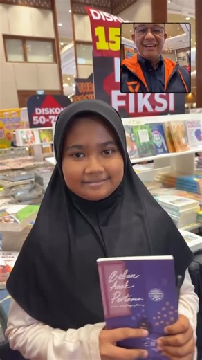Anies Rasyid Baswedan on Instagram: "Di pameran buku, bertemu Agna, anak pertama yang memegang novel berjudul “Beban Anak Pertama.” Ada yang anak pertama juga di sini? Bagaimana rasanya?"
