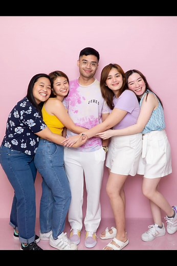 GRADUATION CREATIVE SHOTS WITH YOUR FRIENDS #cliakestudio #selfshootstudio #selfphotostudio #selfphotostudioinqc #graduationshoot #graduationphotoshoot #creativeshots #graduationposeideas #batch2023graduates #batch2023