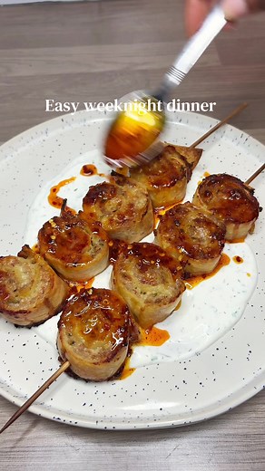 Chicken Kebab Tortilla Skewers with Tzatziki Easy healthy weeknight dinner Ingredients Kebab Rolls 500 g chicken mince 3 large flour tortillas 1 cup mozzarella cheese 2 tbsp olive oil Spices 1 tsp paprika 1 tsp cumin ½ tsp chilli flakes ½ tsp oregano ½ tsp garlic powder ½ tsp onion powder 1 tbsp parsley Salt and black pepper to taste 1 tbsp all-purpose seasoning Tzatziki Base 1 cup Greek yogurt ½ cucumber, grated and squeezed dry 1 clove garlic, minced 1 tbsp olive oil Salt to taste Optional: le