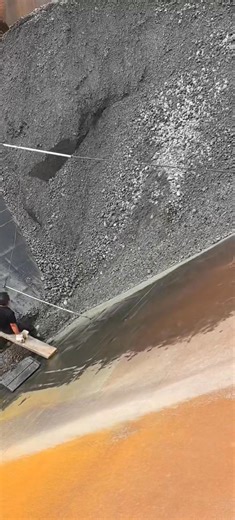 196K views · 1.9K reactions | The process of workers unloading sand and gravel at the dock of the canal #Cargoship #Sand and gravel ship #Sand #Unloading #Loading and unloading ship #Crew #Phosphate rock #Ore #Pebbles | 丁掌柜 | Facebook