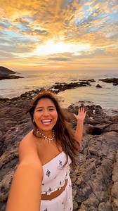 𝗘𝗟 𝗠𝗘𝗝𝗢𝗥 𝗣𝗟𝗔𝗡𝗖𝗜𝗧𝗢 𝗗𝗘 𝗩𝗘𝗥𝗔𝗡𝗢 🔆 Traveleros, uno de los destinos por excelencia para disfrutar del verano y los mejores atardeceres, es Huarmey. Sus playas son cristalinas, sus olas bajitas, ideal para ir con toda la familia. ¿𝗖𝗼́𝗺𝗼 𝗹𝗹𝗲𝗴𝗮𝗿? 🚍 Huarmey encuentra a 5 horas de Lima. Puedes ir en autor particular o también en bus. Desde la Plaza de Huarmey salen colectivos que por 5 soles te llevan a las playas. ¿𝗗𝗼́𝗻𝗱𝗲 𝗵𝗼𝘀𝗽𝗲𝗱𝗮𝗿𝘀𝗲? 🏨 Nos quedamos en el 