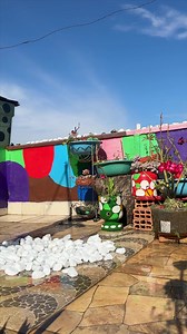 44K views · 1.4K reactions | Levantei e já fui lavar um dos sacos de pedras! Preciso lavar porque elas vem com um pó branco que atrapalha na hora de pintar. Na laje mesmo elas secam e aí é só dar cor para elas depois! 拾 | Casa Reciclada | Facebook