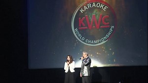 【卡拉OK赛回发源地 40唱将K房争桂冠】 在卡拉OK包厢享受专属的灯光和音响，是素人发挥歌艺的平台。一年一度的世界卡拉OK锦标赛，从三万人海选中选出40名各国唱将级素人大展歌喉，而这次决赛地点是回到卡拉OK发源地日本。 | 八度空间华语新闻