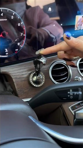 This snake-head one-button start lever is so cool!Made entirely of metal, even lighting