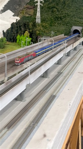 EH 500 3次形＋カンガルーライナー SS60編成 ウェザリング仕様（大阪リカラー1番線）