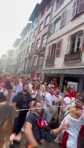 1.6M views · 58K reactions | Des images qui font chaud au cœur 﫶. Les CRS ont été accueillis très chaleureusement lors des fêtes de Bayonne. Ça c’est la France qu’on aime, celle qui aime sa police, qui comprend qu’elle protège. Alors les gauchos qui nous matraquent le cerveau avec le lien de confiance qui serait rompu entre la police et son peuple  ! Et bien pas avec les Français honnêtes . | Matthieu Valet | Facebook