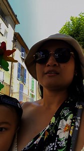 Pakai hambin jalan-jalan di perancis😂 bulila kalau untuk sekejap sja, lama2 pandai sakit bahu. Lagi2 makin besar ni budak | Hi kikirobin