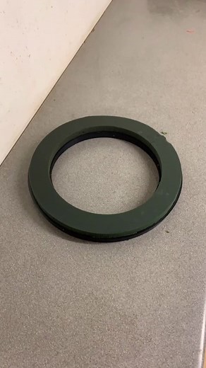 A Circle of Serenity: Crafting a White and Blue Wreath Ring Watch this mesmerizing timelapse as we weave a wreath ring of pure tranquility, a breathtaking combination of white and blue hues symbolizing peace, hope, and enduring love. Starring in this floral symphony:Immaculate white Avalanche roses: Embodying purity and new beginnings. Delicate white carnations and germini: Adding texture and softness. Vibrant blue delphinium: A touch of vibrant cheer against the white canvas. Spiky blue eryngiu