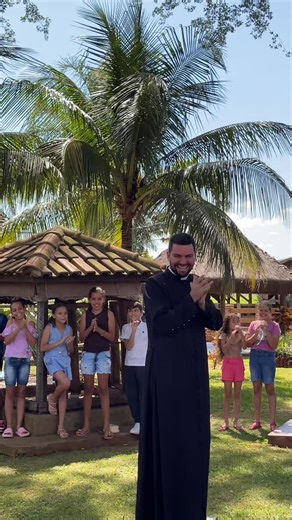 Paróquia Santo Antônio on Instagram: "Surpresa de despedida para o Diácono Bruno ♥️ Os MECEP’S e Coroinhas proporcionaram uma grande surpresa para nosso querido @diac.bruno.henrique no dia 29/11. 🙏🏻 @diac.bruno.henrique somos gratos e abençoados por termos tido a oportunidade de te conhecer e viver este tempo de graças abundantes contigo. Enquanto você segue para o caminho que Deus lhe confia, pedimos que leve consigo nosso carinho, nossas orações e a certeza de que sua missão aqui frutificou 