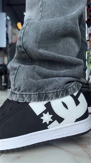 💥 Las zapatillas DC que marcan la diferencia ya están en Urban15 😎🔥Estilo, comodidad y resistencia en cada paso. Perfectas para los que viven el día al máximo y no pasan desapercibidos. 👟💨Atrévete a destacar con el look más urbano de todos. 💯📍 Disponible en Urban15 – Guadalupe, Chepén y Pacanguilla🕓 Horario: 9:30 am a 8:30 pm📞 ‪ 51 917 940 955 | Urban 15