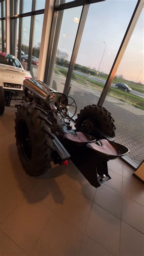 Lamborghini Centenario Tractor, 1962 год Редчайший коллекционный лот — №2 из 5 когда-либо построенных. Этот трактор — не просто техника, а прямая отсылка к истокам бренда Lamborghini, ещё до суперкаров и V12. Построен на оригинальном шасси Lamborghini FL3, оснащён 2,3-литровым дизельным 3-цилиндровым мотором Lamborghini и механической коробкой передач. Экземпляр прошёл полную высококачественную реставрацию. Полированный алюминиевый кузов, два сиденья с кожаной ручной прострочкой, минималистичный