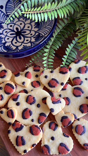 LOVE this leopard print cookie design! So easy and so adorable. #cookiedecorating #decoratingcookies #bakingtok #bakingtiktok #cookietok #printedcookies