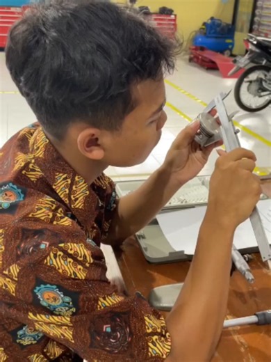 Sudah punya basic otomotif, tapi ingin skill yang lebih siap dipakai di dunia kerja? Saatnya naik level bersama Program Training Centre 6 Bulan OJC Auto Course. Dengan 70% praktik langsung, materi seperti EFI, scanner, elektrikal, diesel, hingga problem solving, kamu dipersiapkan menjadi mekanik yang lebih kompeten dan siap menghadapi kebutuhan industri. Kalau kamu sedang mencari kursus mekanik mobil, kursus mekanik, atau kursus otomotif di Yogyakarta untuk meningkatkan kemampuanmu, Program Trai