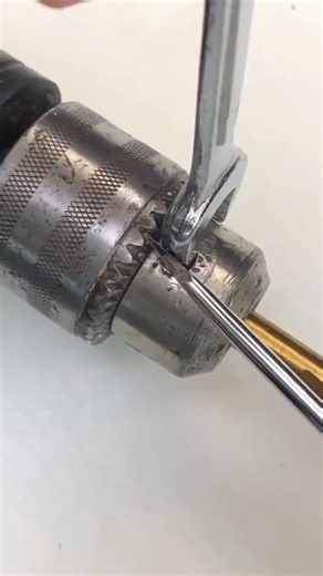 How to remove a stuck drill chuck without a key