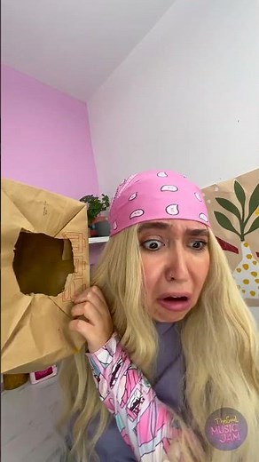 The Funniest Food Fight Ever 😂🍔 #burger #foodchallenge