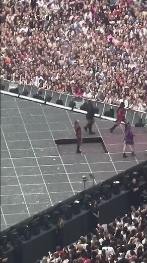 Taylor Swift's below stage disappearing act! 😳😮 - 🎥 lottiegwyer