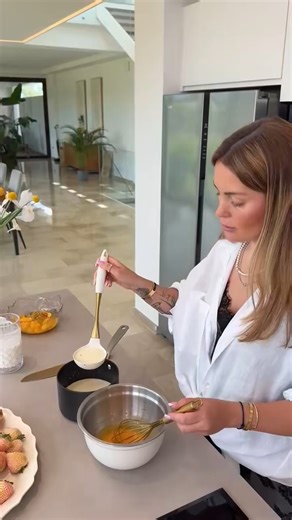 "Ingredients for the French Soufflé: 🥭🍊 Mango, passion fruit, granadilla… a burst of colors and flavors! 🌈✨ #viral #reels" | La cocina de Velcheva