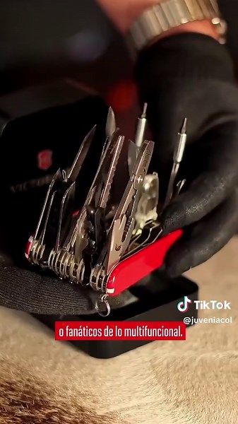Con 73 funciones, la Victorinox SwissChamp XXL es una pieza de colección y potencia en tu bolsillo: corta, atornilla, abre, lima, mide, pela, serrucha… y mucho más. 🇨🇭 Fabricada en Suiza con la calidad que distingue a Victorinox. Ideal para profesionales, amantes de la aventura o fanáticos de lo multifuncional. 🛒 Disponible ahora en juvenia.com.co (link en la bio)#navajas #relojes #Victorinox2026 #victorinoxencolombia #juvenia