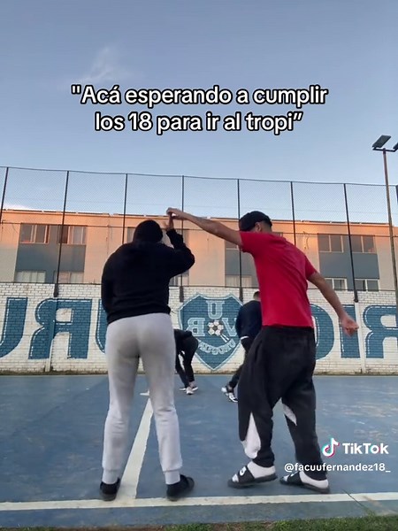Esperando cumplir 18 para ir al tropi