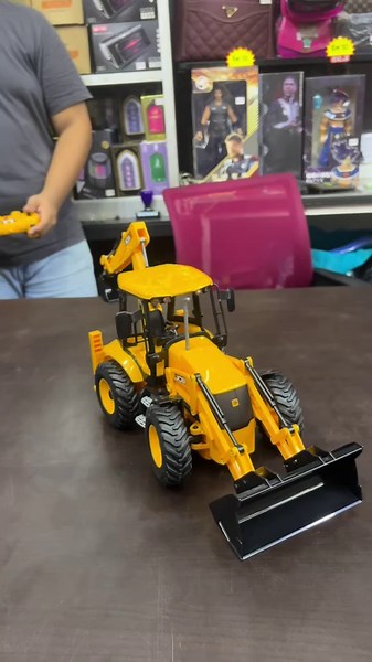 JCB Backhoe Loader: Realistic Dual-Function RC Vehicle