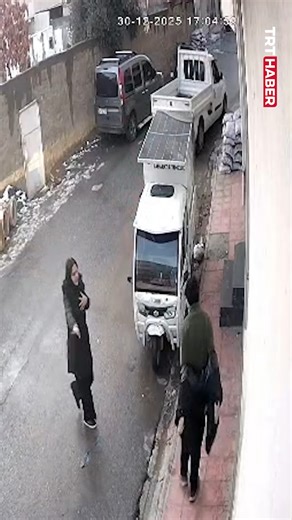 TRT Haber on Instagram: "Mardin’de kopan elektrik teli, sokaktan geçenlerin üzerine düştü. Bir kişi montu sayesinde böyle kurtuldu."