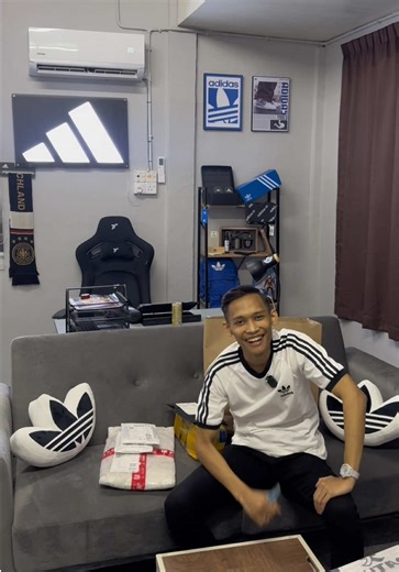 My adidas office !! Adidas malaysia ambil sy sebagai model @adidas @Adidas Publika #adidas #adidasmalaysia #adidasfootball #adidascollector #adidasoriginals