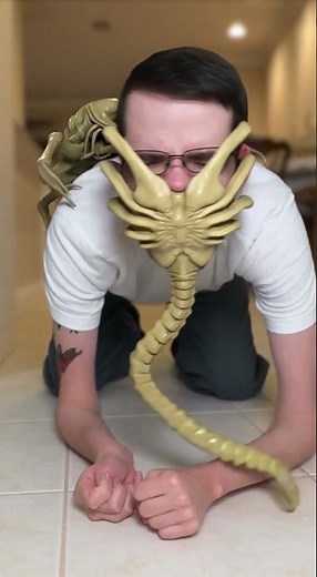 RICKY BERWICK AS CHRIS HANSEN: FACE-HUGGER CATCHER PARODY!