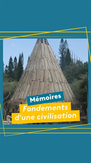 Dans la culture Kanak, la case est symbolique de la structuration de la société, tant dans sa forme, dans ses légendes, dans ses oeuvres d’art et ses symboles… Retrouvez le 3e épisode "Fondements d'une civilisation" de la série documentaire Mémoires en replay : https://la1ere.francetvinfo.fr/nouvellecaledonie/programme-video/la1ere_nouvelle-caledonie_memoires/ #nouvellecaledonie #ncla1ere #histoire #kanak | Nouvelle-calédonie la 1ère