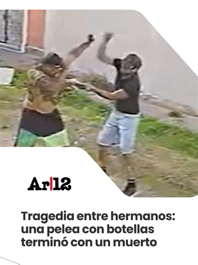 PELEA FAMILIAR TERMINÓ EN MUERTE EN PLENA CALLE Las cámaras de seguridad registraron una violenta pelea entre dos hermanos en Rafael Castillo que terminó en tragedia. La víctima, un exfutbolista de Almirante Brown de 29 años, recibió una herida mortal en el antebrazo provocada con una botella rota durante la discusión. 📺 Mañanas Picantes 🎙️ Conducción: Montserrat Brizuela y David Kavlin #Argentina12 #AR12envivo #AR12 Un nuevo canal de noticias: Periodismo con opinión Estamos en todas tus panta