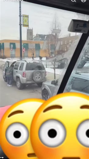 @graphicshootings on Instagram: "Follow @graphicshootings for more! 🩸 … 《阿甘正传》是一部1994年美国史诗浪漫喜剧-drama电影，由罗伯特·泽米基斯执导，汤姆·汉克斯、罗宾·怀特和加里·西尼斯主演。该片于1994年7月6日上映，讲述了阿拉巴马州一个智力迟钝但善良的男人福雷斯特·甘普的生活，他经历了20世纪几个重要事件的数十年！该片因其导演、表演、视觉效果、音乐和剧本而获得广泛的好评，成为一部主要的商业成功，全球票房超过6.77亿美元。《阿甘正传》获得了多个奥斯卡奖，包括最佳影片和最佳导演（罗伯特·泽米基斯）。 《阿甘正传》可以观看，您可以在流媒体平台或购买选项中找到更多信息。如果您有兴趣了解更多关于这部电影或其制作的信息，可以探索派拉蒙维基百科或总电影维基以获取深入的细节。"