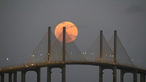Maior Superlua de 2022 surge no céu na noite desta quarta-feira; veja imagens | CNN Brasil