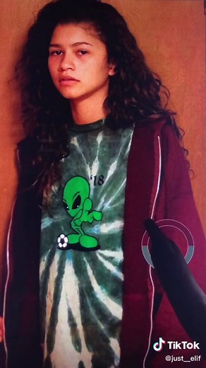 Antwort auf @c4_1a drawing one of my followers next ⚠️ Comment under this video 🤍 challenged myself to not use glitter on this one 🧚‍♀️ Hope you‘ll like it 🫶 | #rue #euphoria #winx #winxclub #fürdich #art #viral #fyp #zendaya