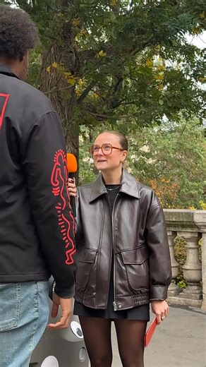 Des bonbons ̶o̶u̶ ̶u̶n̶ ̶s̶o̶r̶t̶ à bord de #CitroënAmi ! 🍬 Suivez-nous dans les rues de Paris pour une distribution de bonbons avec une ami déguisée pour l'occasion. 💚💜 | Citroën