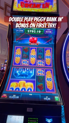 Cute bonus on Piggy Bankin’ Break In #bonuswin #slot #casino #vegas #slotmachine #lasvegas
