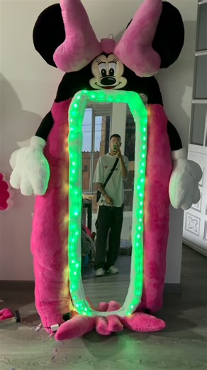 👑 FABRICA PELUCHELANDIA 🌸🧸 on Instagram: "Espejos de peluche con luz led y vienen con control 3142050226 tenemos ma de 15 diseños #espejosdecorativos #Minnie #peluchesdeminnie #peluchelandia #espejosled"