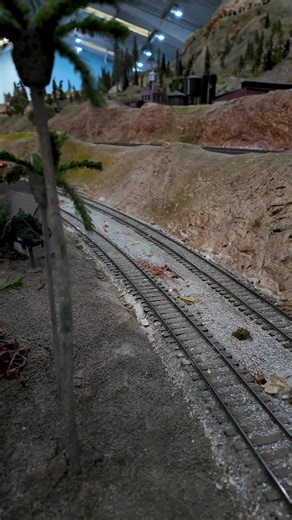 Sure, it's Passenger Month, but it's hard to deny that this massive O scale intermodal train isn't totally awesome. #modeltrains #trains #modelrailroad #modelrailroading #scalemodel #oscale #oscaletrains #museum #bayarea | Golden State Model Railroad Museum