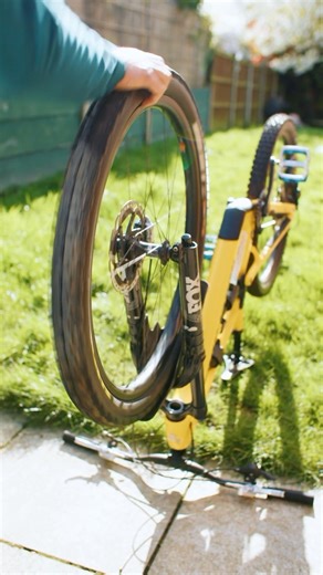 Peaty’s Valves save rides! 🤘👑 🔑 Peaty’s MK2 Tubeless Valves come with a world first integrated Spoke Key Cap, for those pesky trailside mechanicals. The cap is sized to fit standard 3.4mm spoke nipples (Park Red or Spokey Yellow) and of course, comes paired as standard with our much loved Valve Core Remover Cap. Don’t be left stranded, grab your pair today 🍻👑 It’s really that easy! With design, sustainability and quality running right to the core, Peaty’s MK2 Tubeless Valves are packed full