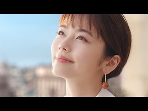 小芝風花、爽やか白コーデでキュートな笑顔 ティーカップ片手に優雅な表情も 「CANMAKE」新CM