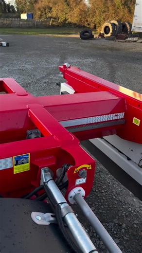 🚛 Châssis porte-conteneurs : prix, modèles et utilisations Le châssis porte-conteneurs est un élément clé du transport intermodal. Il permet de transporter facilement des conteneurs maritimes entre ports, plateformes logistiques et clients finaux. 💰 Côté prix, un châssis porte-conteneurs varie généralement : \t•\tÀ partir de 8 000 € à 12 000 € pour un modèle d’occasion simple \t•\tEntre 18 000 € et 35 000 € pour un châssis neuf, selon la marque, les options et la technologie embarquée 🔧 Les p